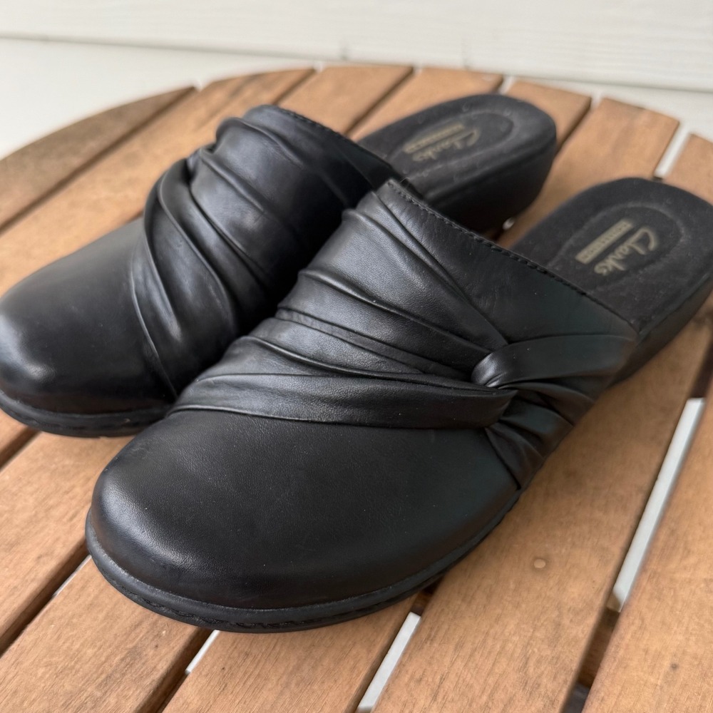 Clarks Collection Black Leather Pleated Knot Mules Clogs Size 8.5 Comfort